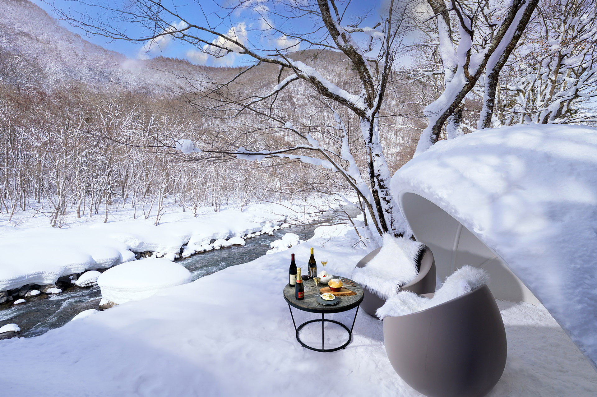 テラス席に設えた風雪を防ぐ半円型ドームにて食事と景色を楽しむ