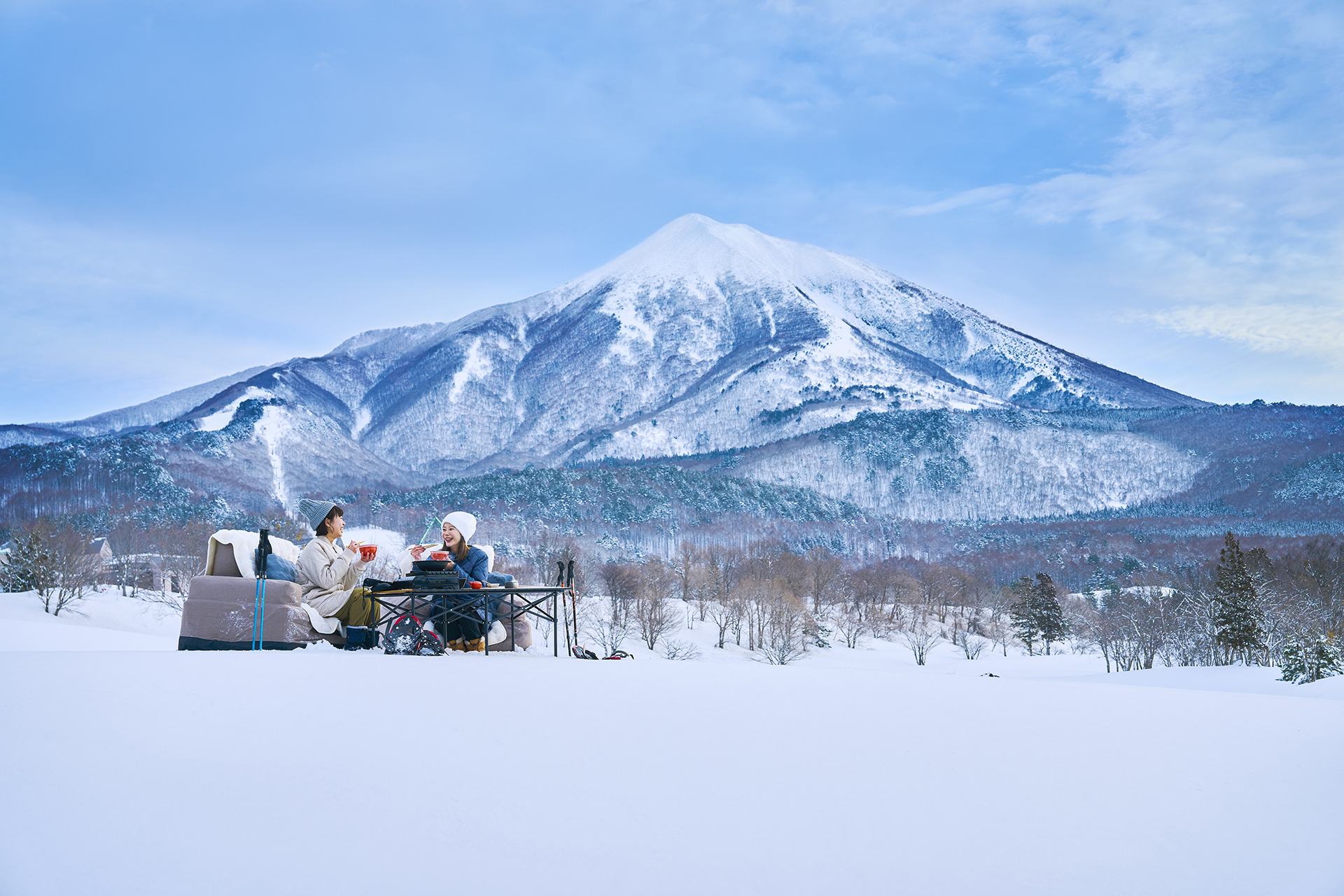 磐梯山を望む雪原の特等席