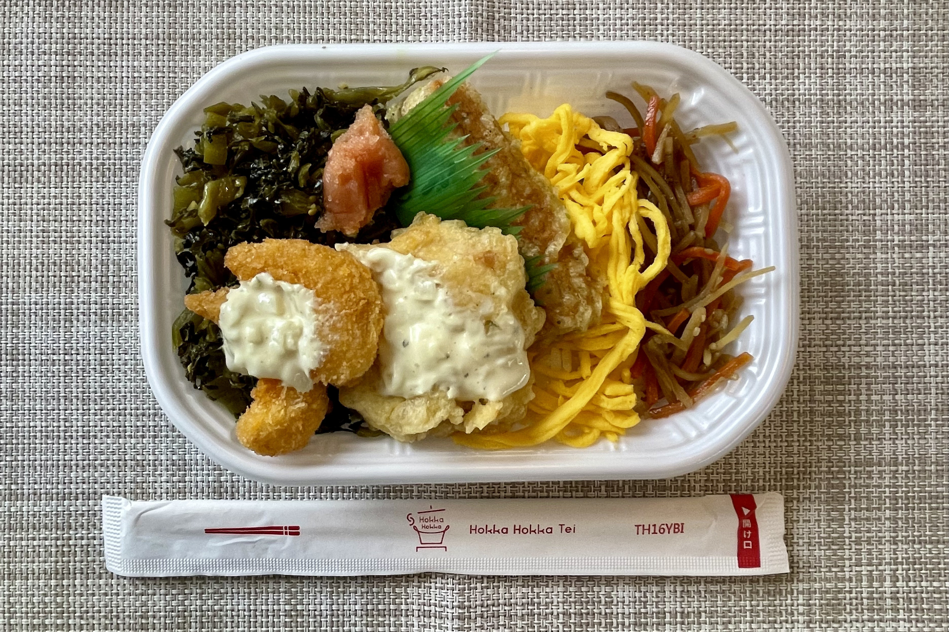 村川氏オススメの「カスタマイズ弁当」。ベースは明太高菜弁当で、ポップコーンシュリンプ（2コ）をトッピングし、タルタルを選択。その名も“明太高菜タルタル弁当”（660円）　※西日本店舗での仕様となるため、エリアによって仕様や金額が異なる
