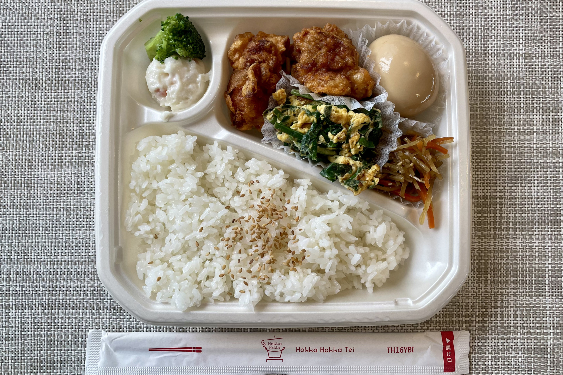 村川氏オススメの「推し盛弁当」。ニラ玉、煮たまご、唐揚×2コ、きんぴらごぼうを組み合わせた“野菜もとれる！唐揚親子弁当”（740円）　※西日本店舗での仕様となるため、エリアによって仕様や金額が異なる
