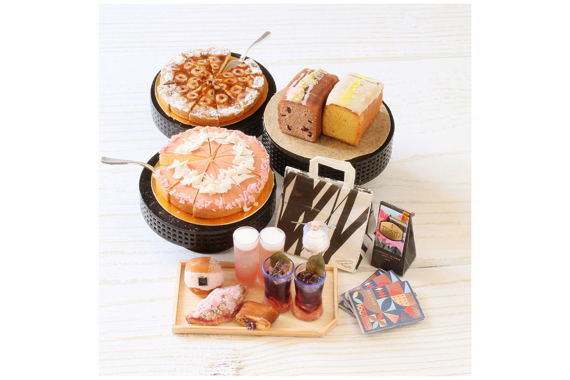 「目黒川で一番ちいさなお花見展」しろくまパン作品