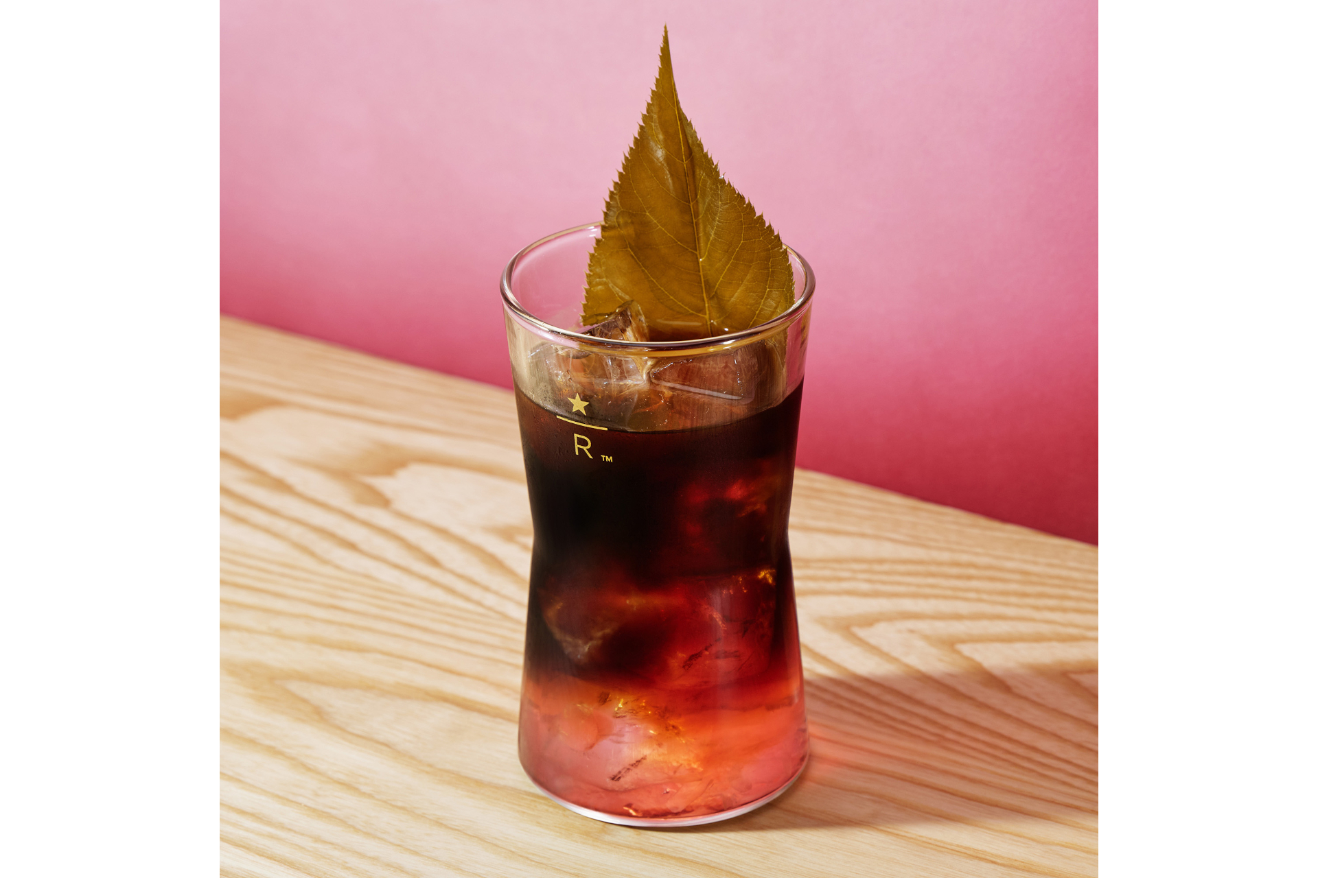 「さくら バレルエイジド コールド ブリュー」（1300円）