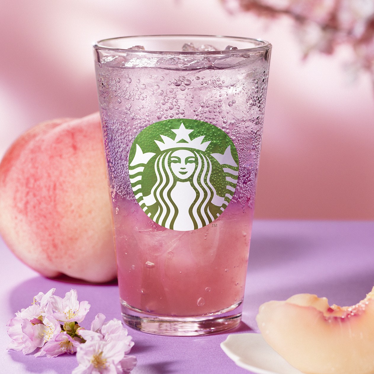 「桜 咲くよ 白桃 ソーダ」（590円）