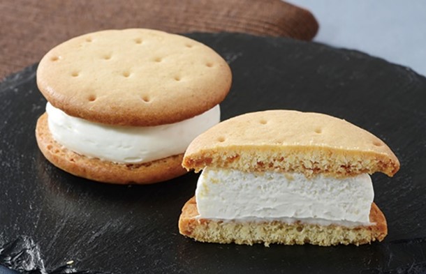 「しっとりビスケットサンド」（254円）