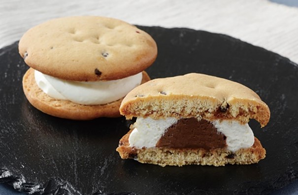 「しっとりビスケットサンド ショコラ」（281円）