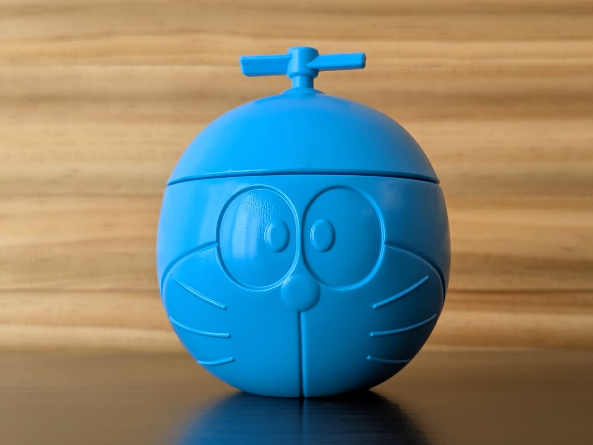 容器も凹凸で「ドラえもん」の顔を表現