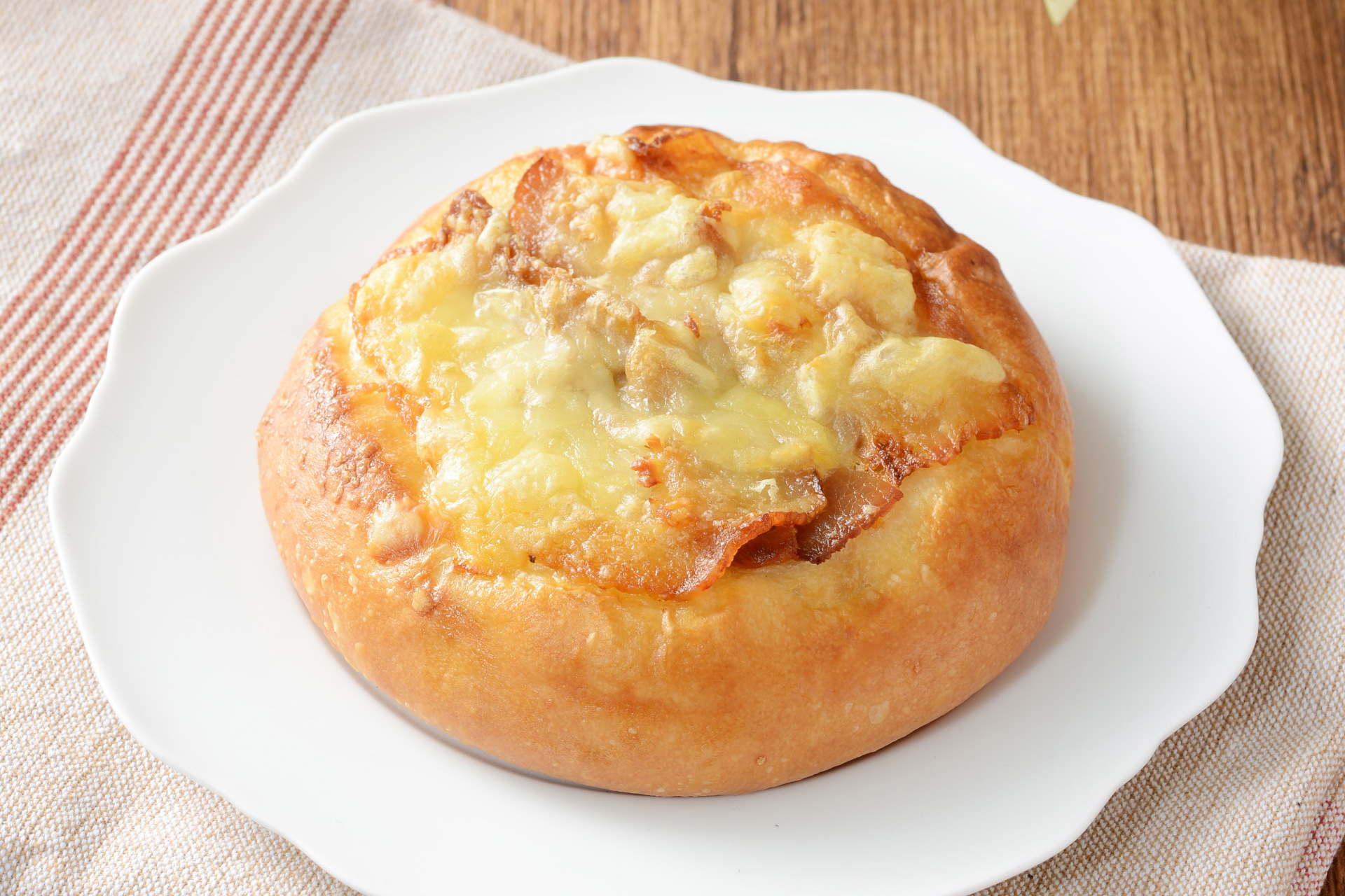 ナチュラルローソン「ベーコンとチーズのフォカッチャ」（383円）