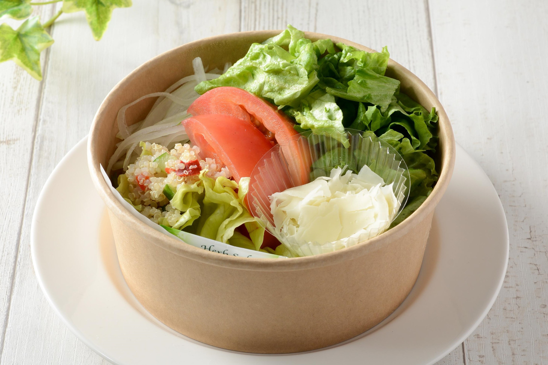 「オリーブオイルで食べるトマトとチーズのサラダ」（646円）