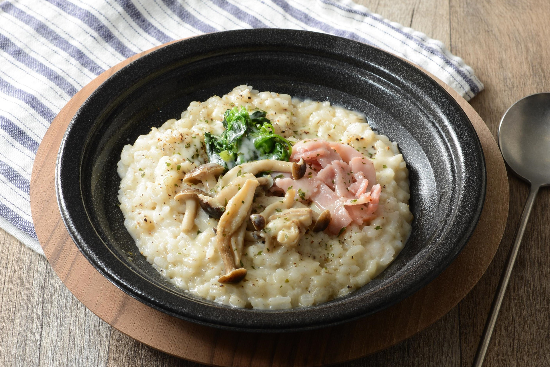 「トリュフ仕立てのチーズリゾット （もち麦入りご飯）」（599円）