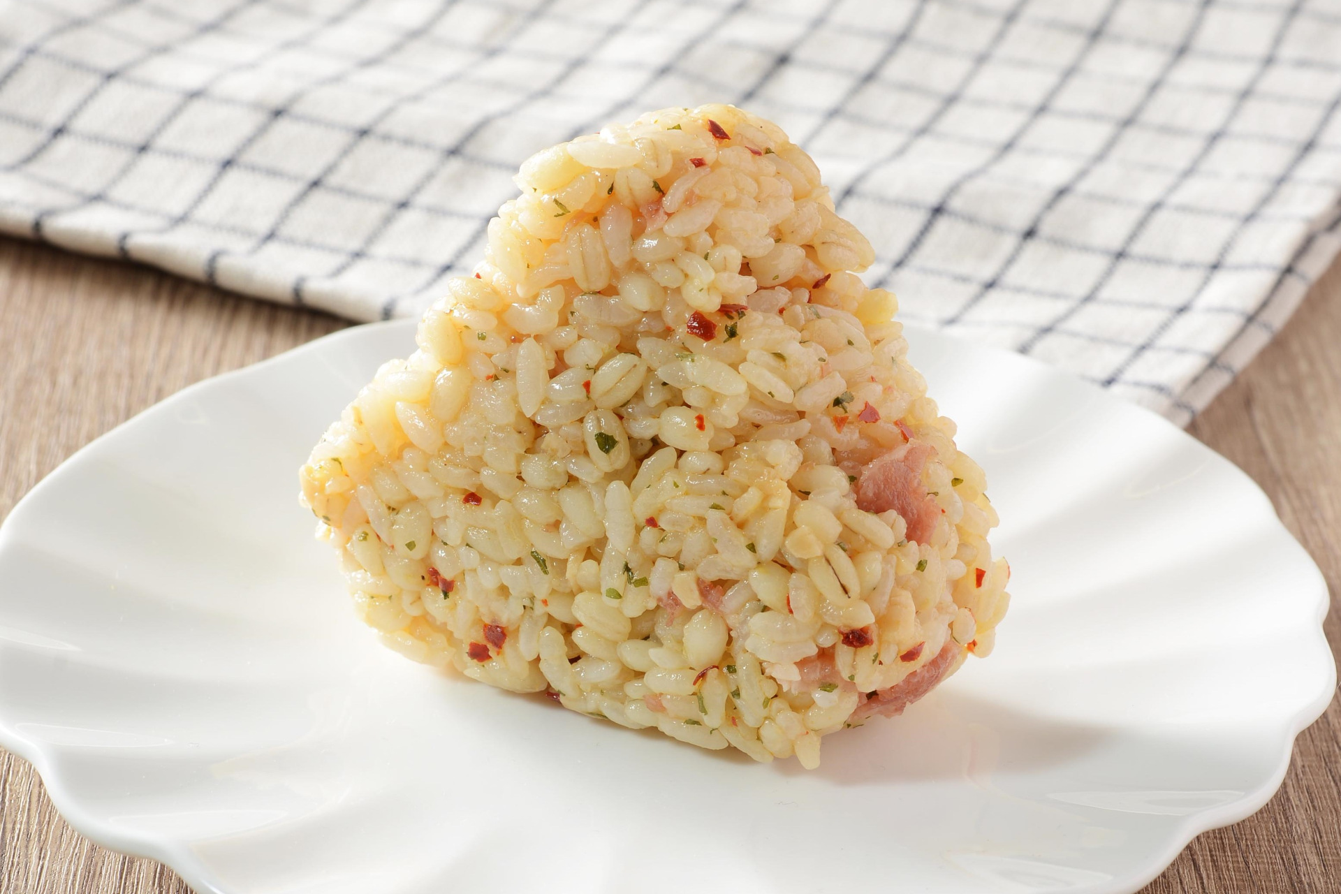 「ペペロンチーノ風 もち麦入りおにぎり」（184円）