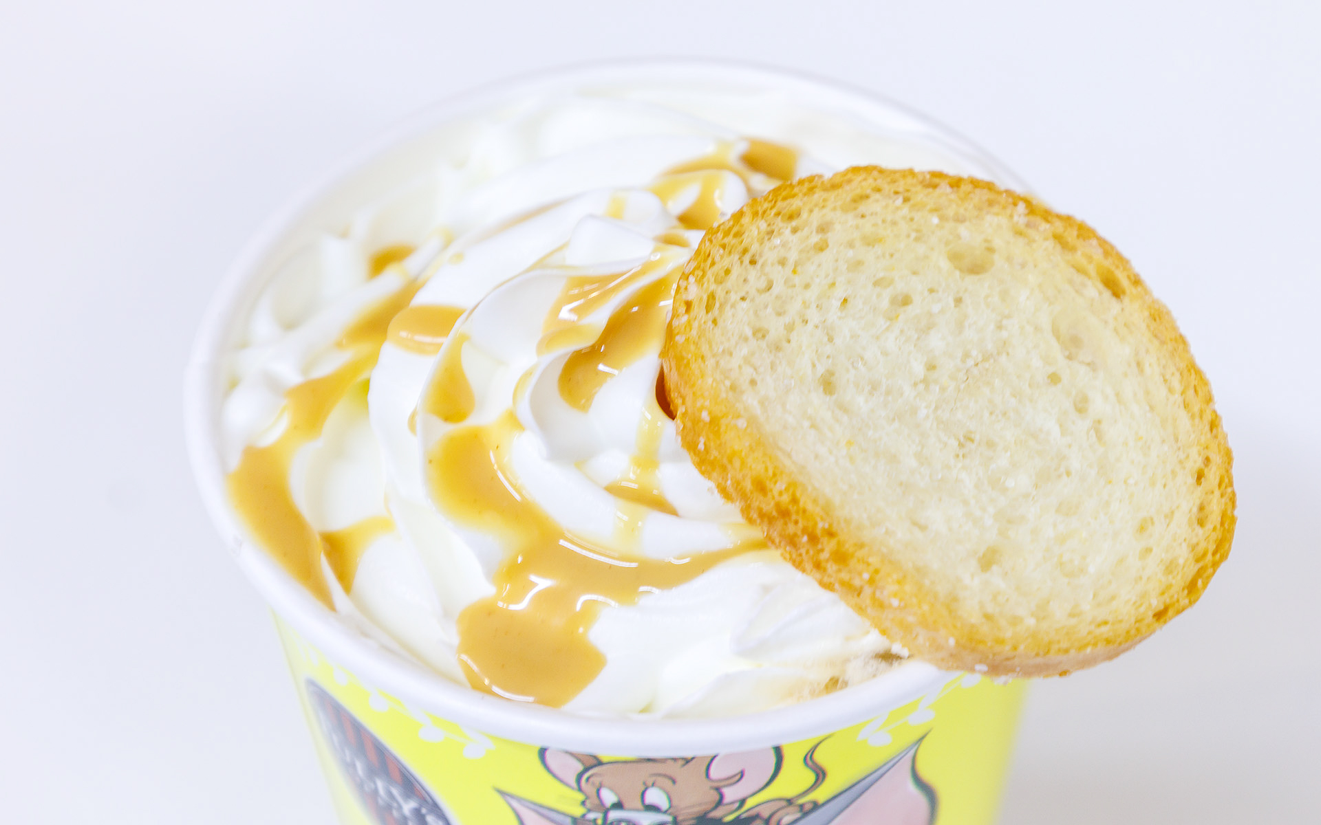 さくさくラスクのピーナッツバターラテ。アメリカの定番サンドイッチ「ピーナッツバター＆ジェリー」をドリンクにアレンジ