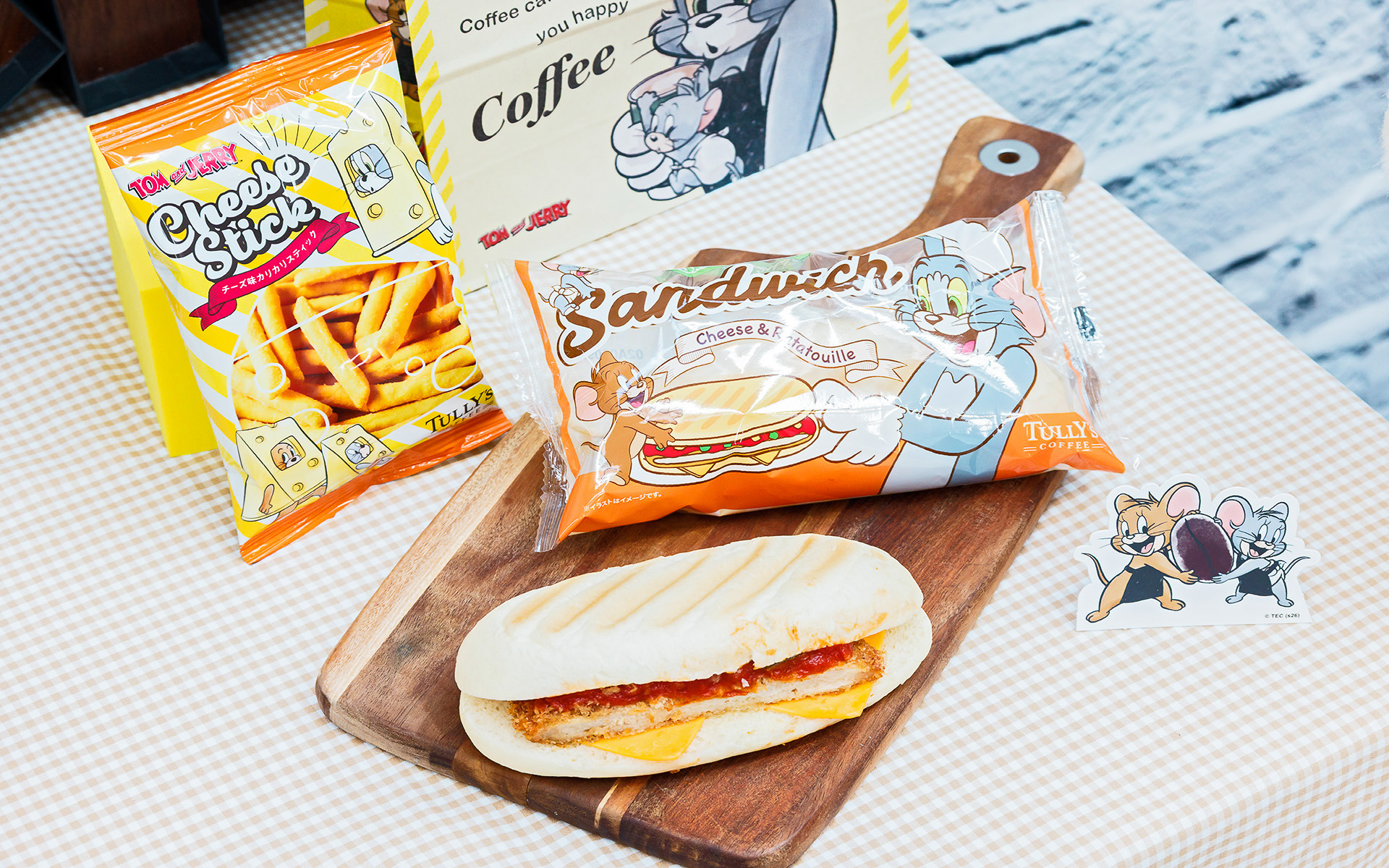 「トムとジェリー パニーニ風カツサンド ～チーズ＆ラタトゥイユ～」（495円）と「トムとジェリー チーズ味カリカリスティック」（320円）