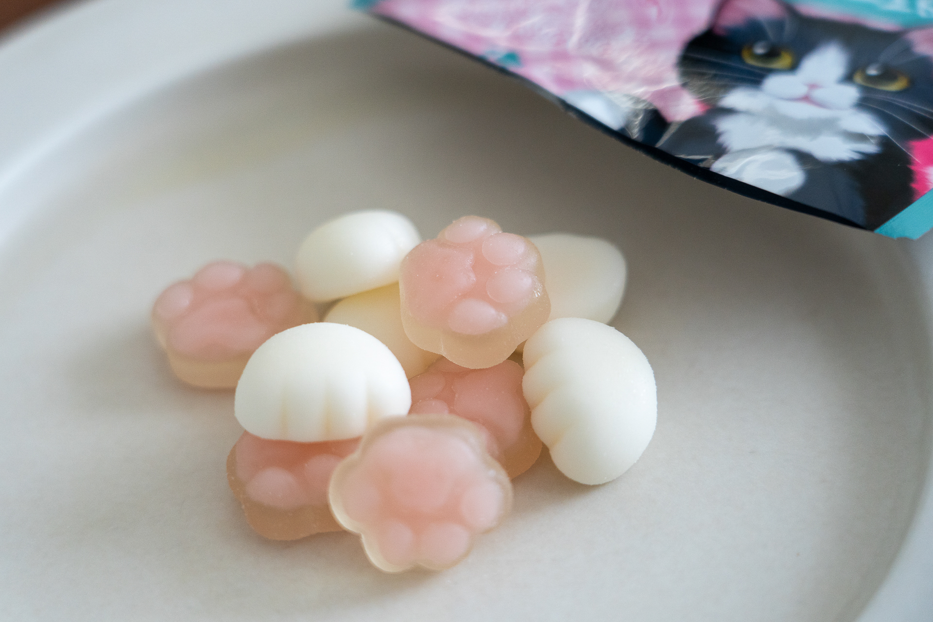 ねこの「肉球」と、もふもふ「おてて」の形をイメージしたグミ