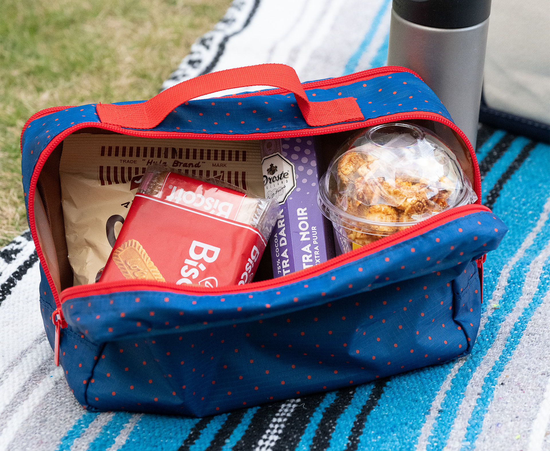 3/2号増刊のポーチはネイビーにドット柄