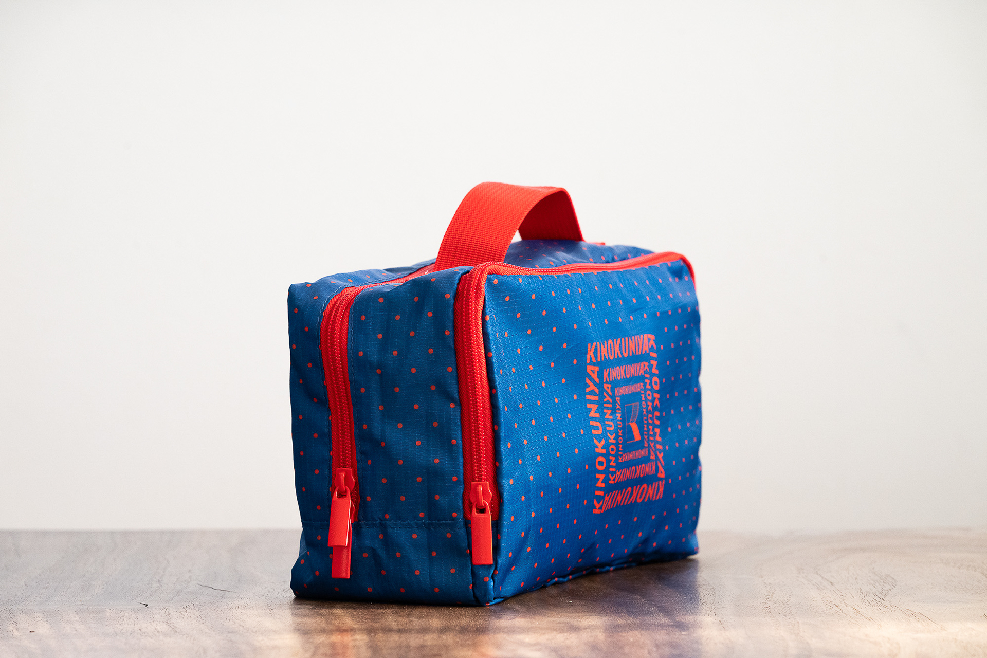 3/2号増刊のポーチはネイビーにドット柄