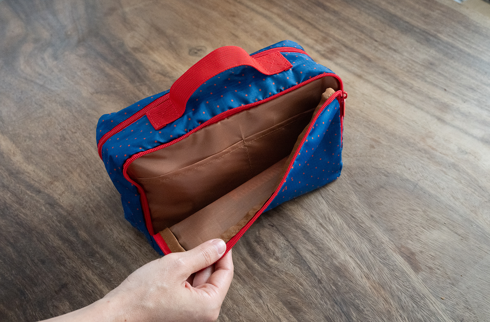 3/2号増刊のポーチはネイビーにドット柄