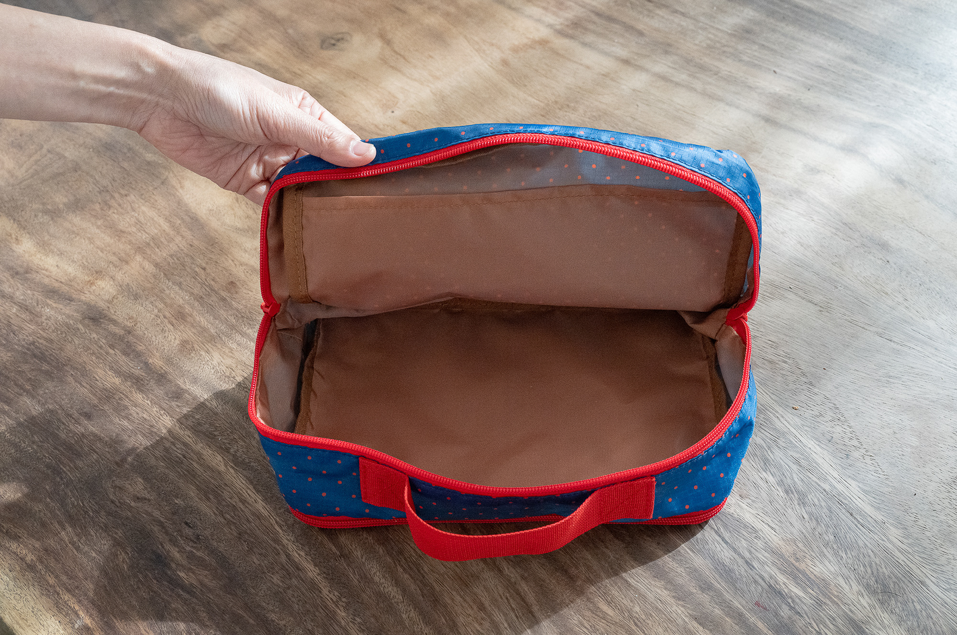 3/2号増刊のポーチはネイビーにドット柄