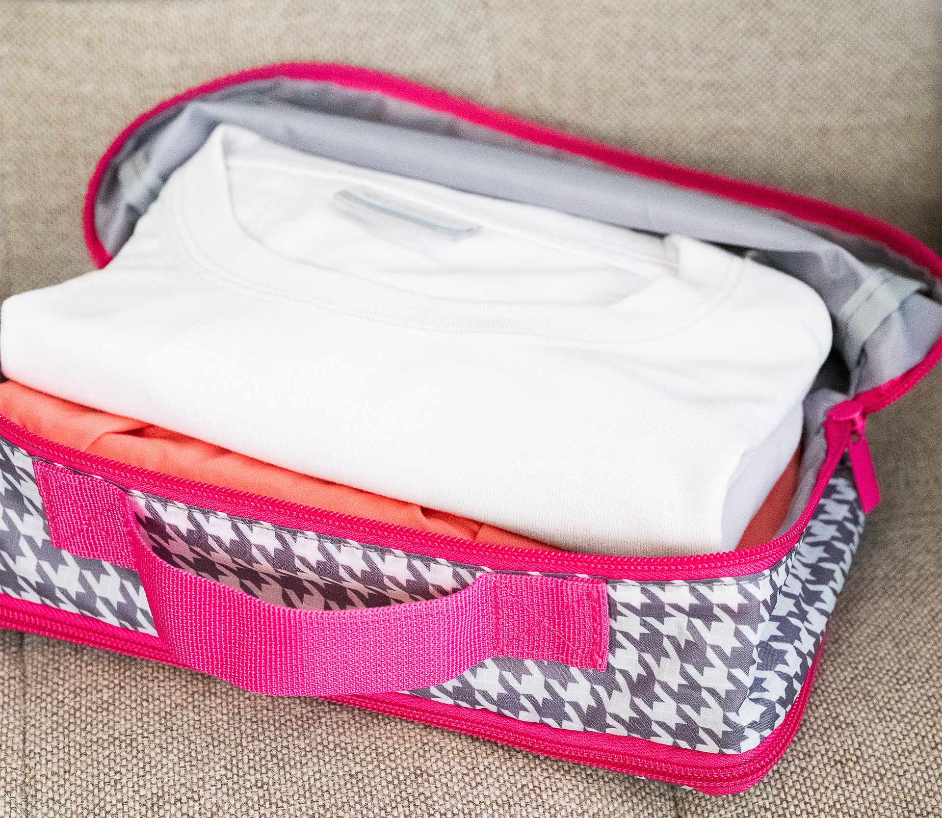 3/3号増刊のポーチはグレーの千鳥格子