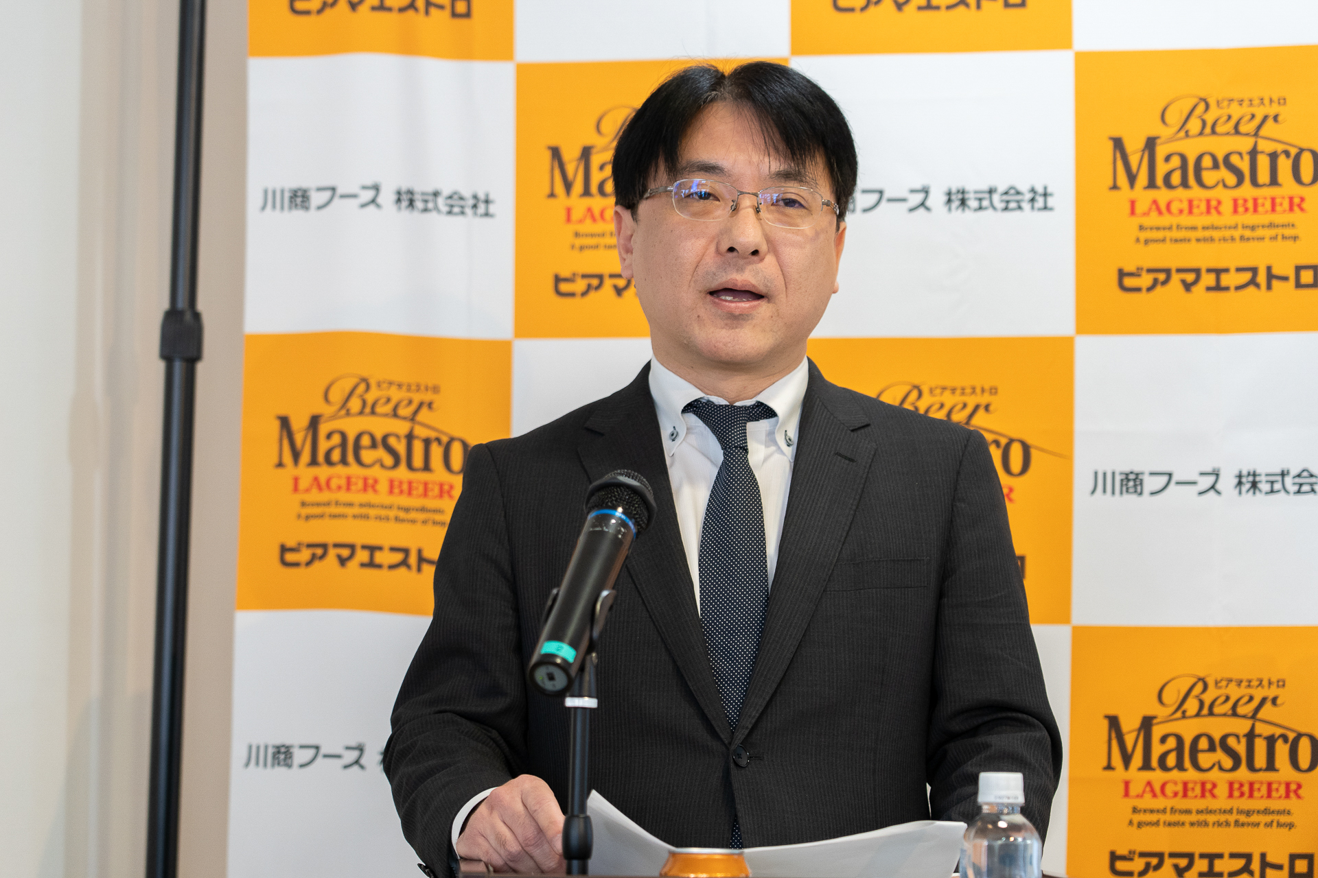 商品説明で登壇した食品流通部 酒類グループ長の川上洋平氏