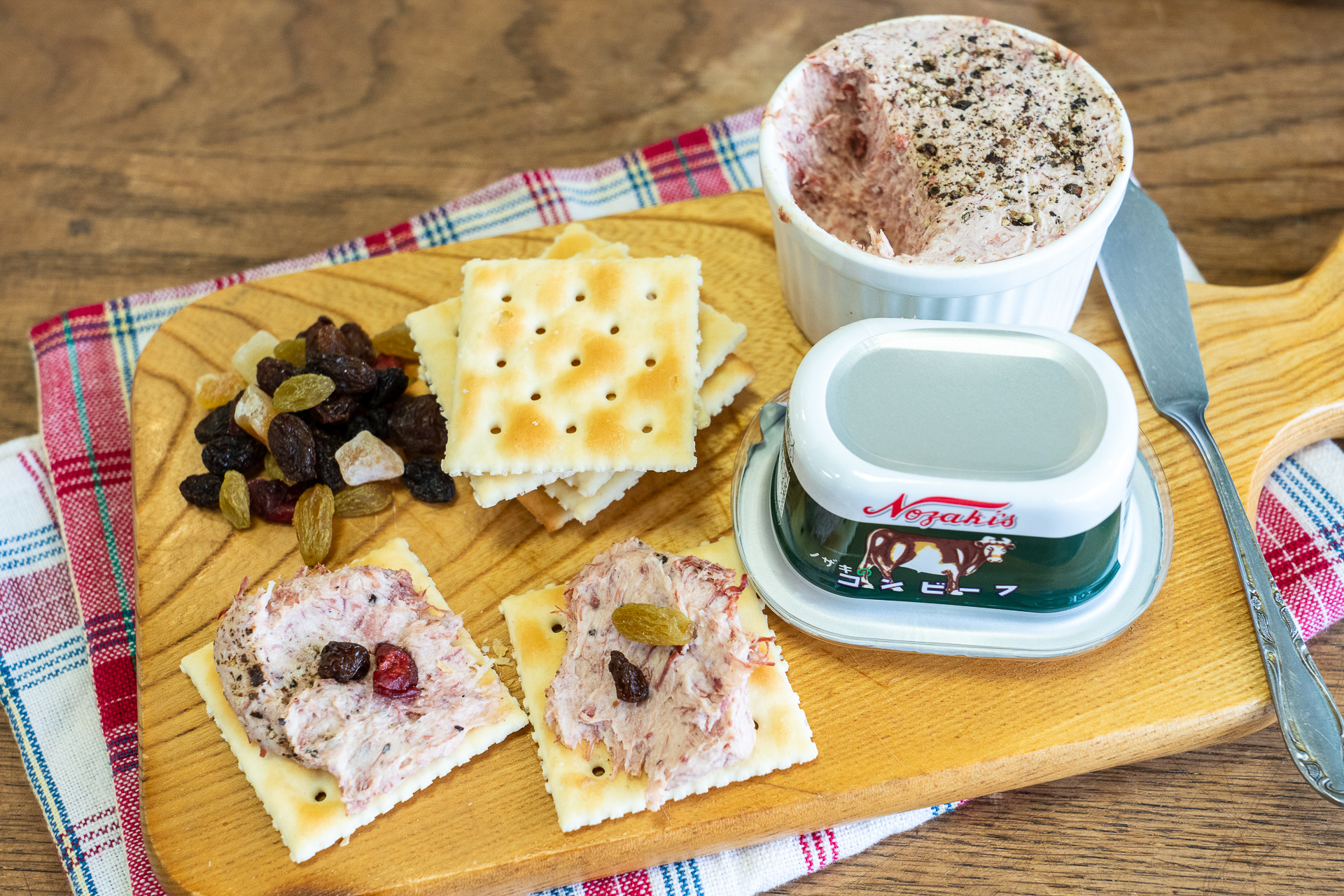 「コンビーフのチーズリエット」はノザキのコンビーフとクリームチーズを混ぜるだけの簡単おつまみ。粗挽きコショウやおろしにんにくがいい味のスパイスになっていた