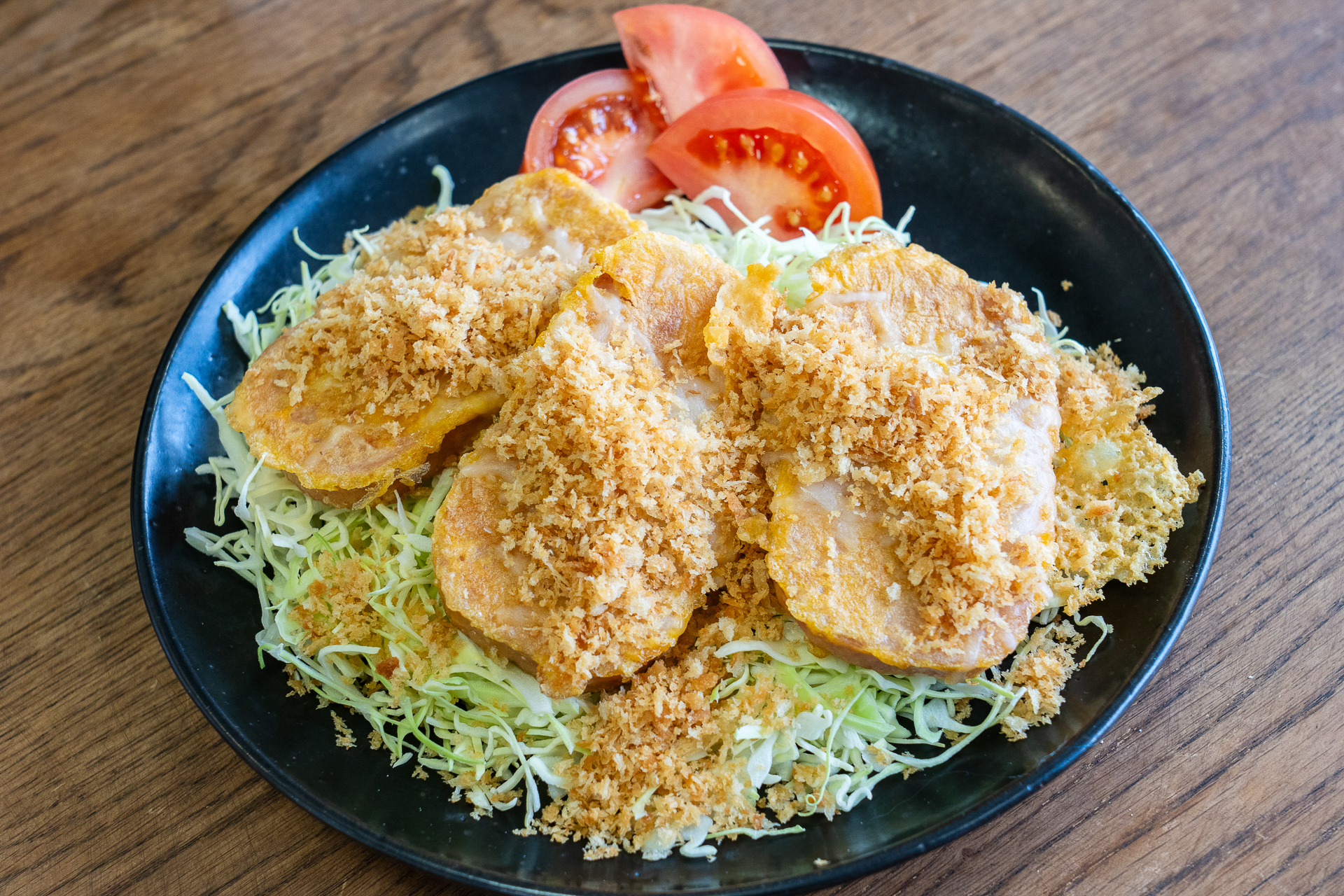 「揚げないチーズポークカツ」は最初にパン粉をフライパンで炒めるのがポイント