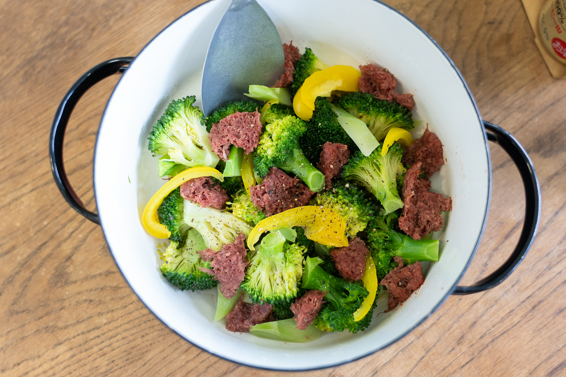 ビールで蒸すことで旨み倍増の「コンビーフとブロッコリーのビール蒸し」。簡単にできそうな見た目もいい一品だ