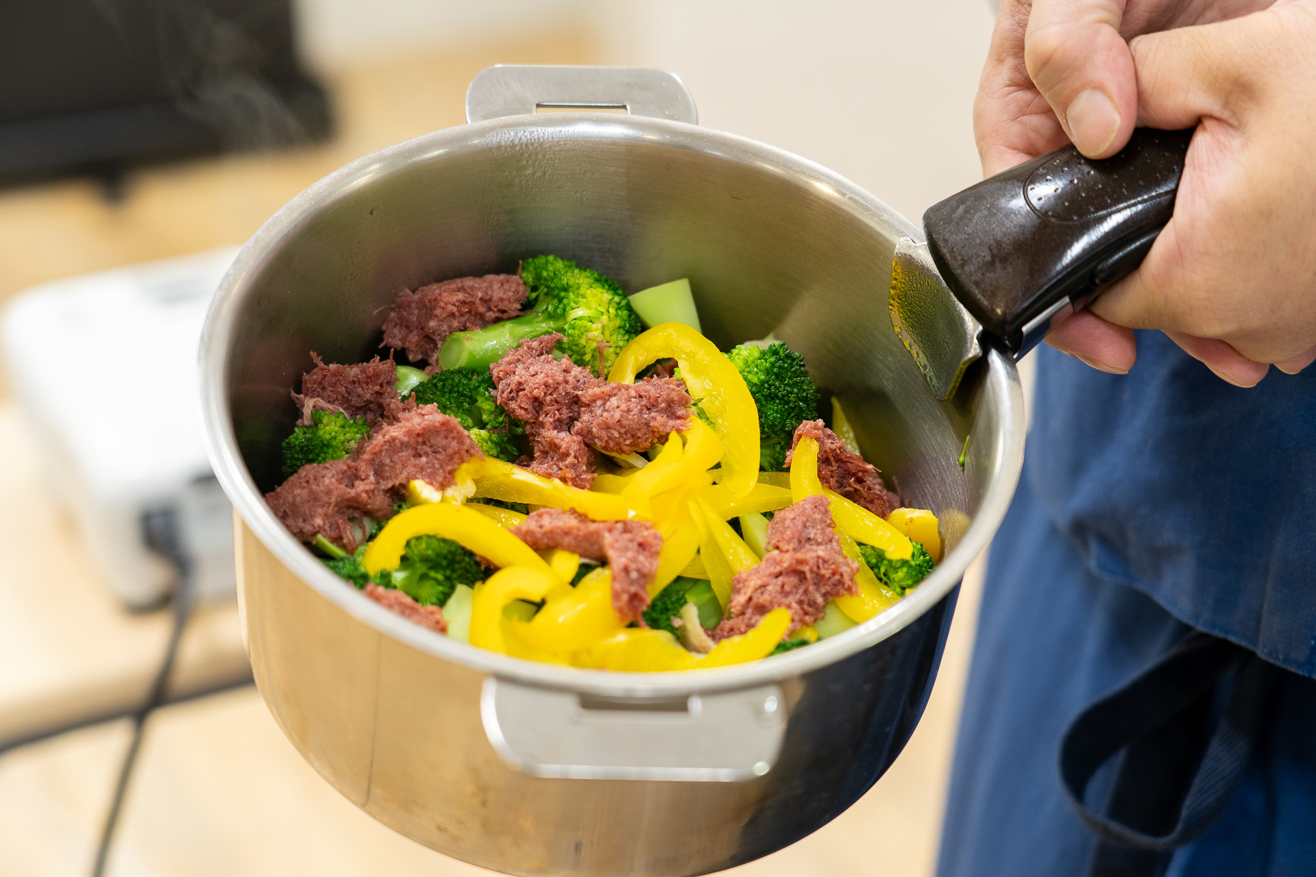 ブロッコリーやパプリカは火が通りやすいので調理時間も短くあっという間に完成。ノザキのコンビーフの便利な使い方に感心！