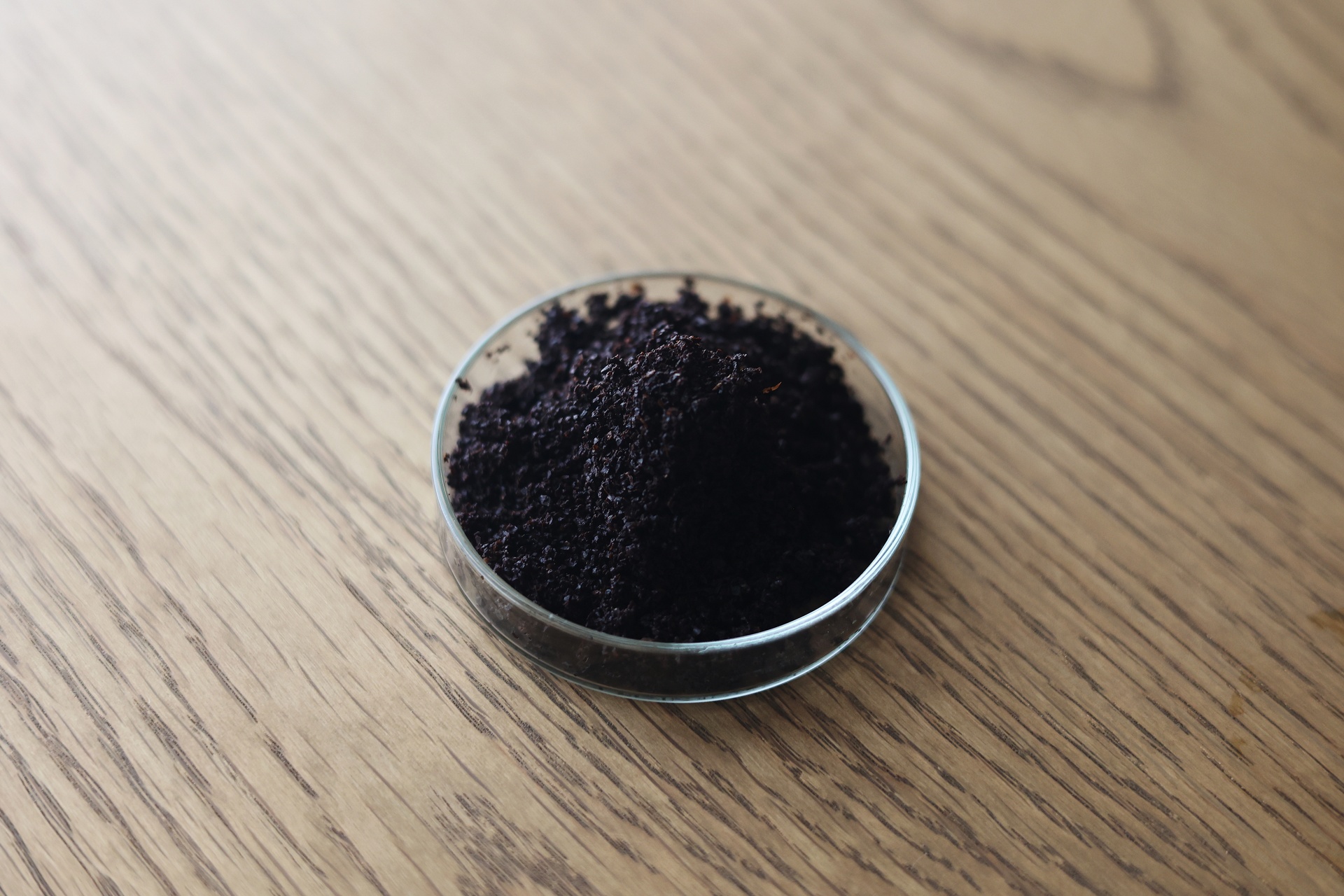 THE 珈琲 GINで使用される「Largo ダークロースト」の抽出後のコーヒー粉