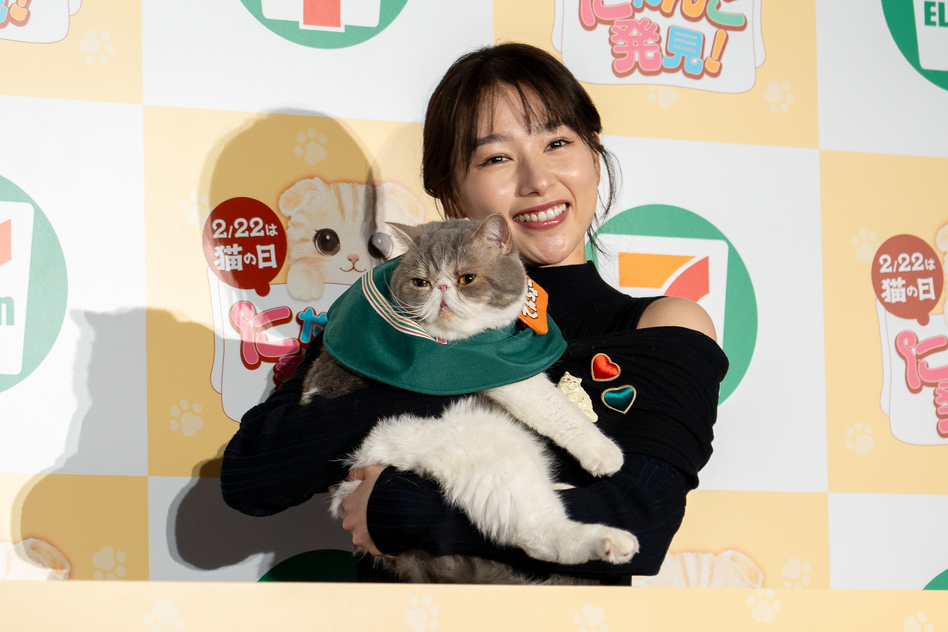 ねこ店長のポセイドンくんを抱っこする桜井日奈子さん