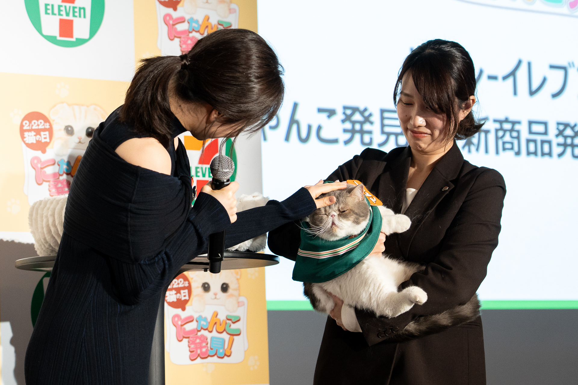 「ねこ店長、ちょっとだけ舌が出ているのがかわいい～♪」と桜井さん