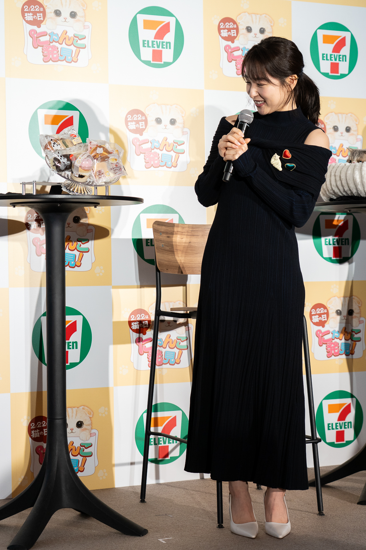 桜井さんの衣装の胸元には白い猫の形のブローチが