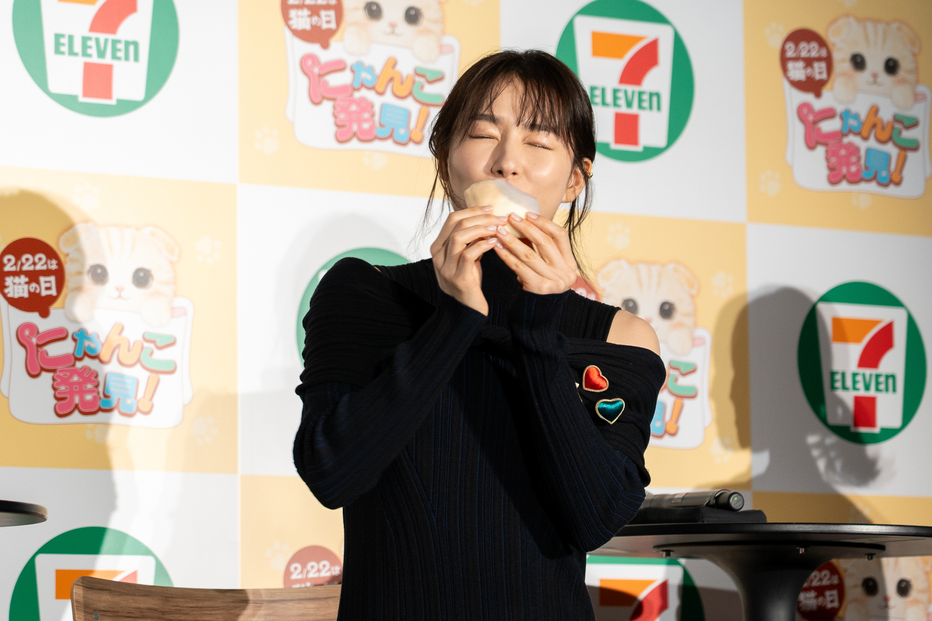 「三毛猫もちもちクレープ」と「にゃんパフェ」を試食。コーヒースイーツに目がないという桜井さん。カフェオレムースやコーヒー寒天が楽しめる「にゃんパフェ」がお気に入りになった様子