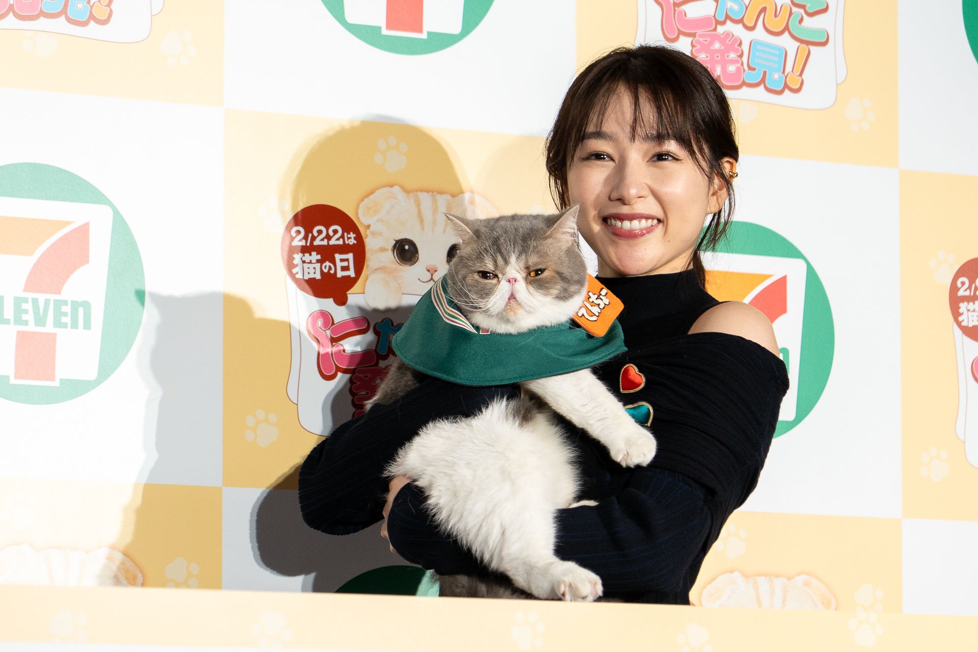 桜井日奈子さん＆ねこ店長ポセイドンくんのツーショット