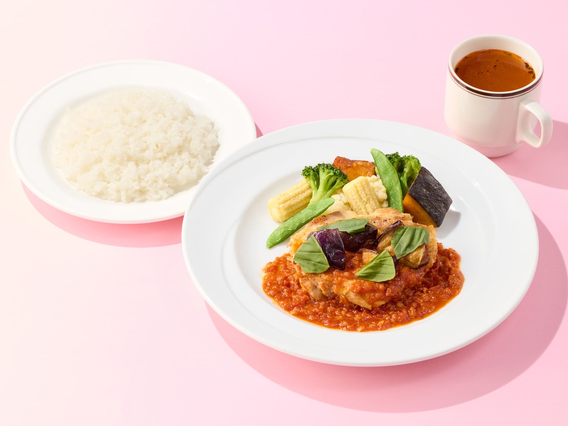 「揚げなすとバジルのガーリックトマトチキンステーキランチ」（979円）