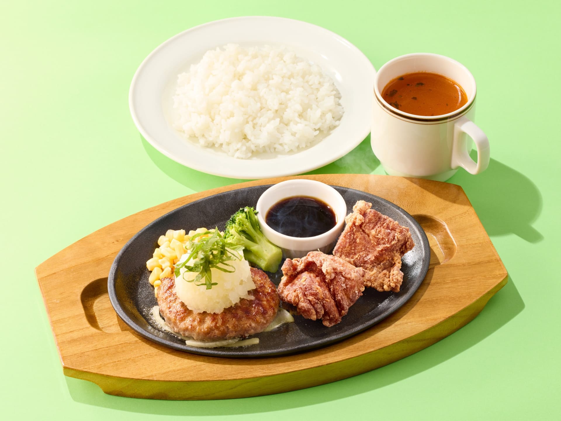 「おろしハンバーグ＆唐揚げランチ」（1045円）