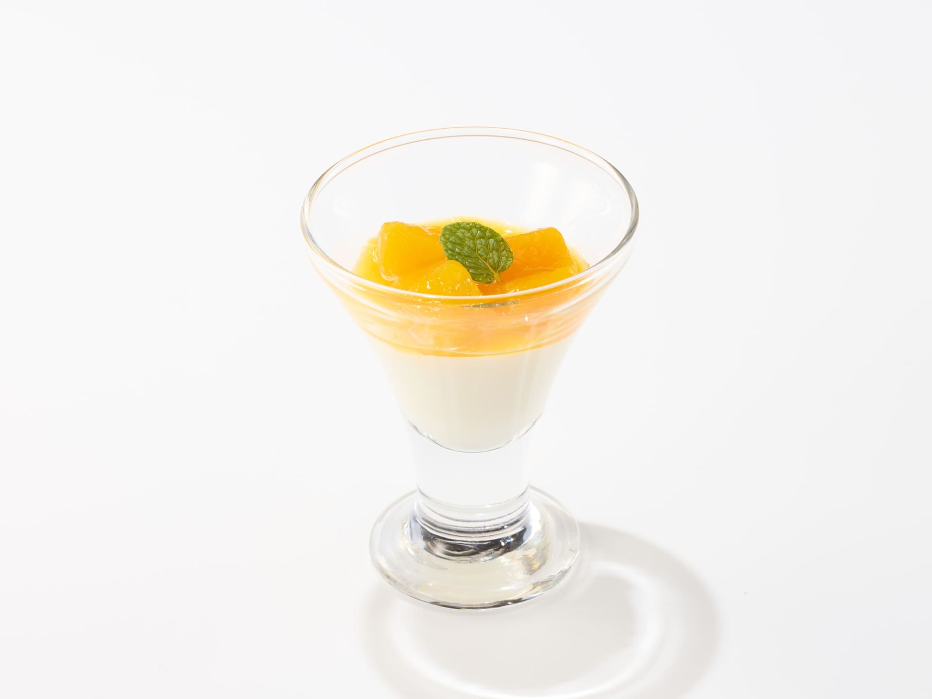 「ランチ マンゴーの杏仁豆腐」（275円）