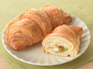 大分県立大分舞鶴高等学校の生徒考案「かぼす香る!!チーズクリームクロワッサン」（160円）