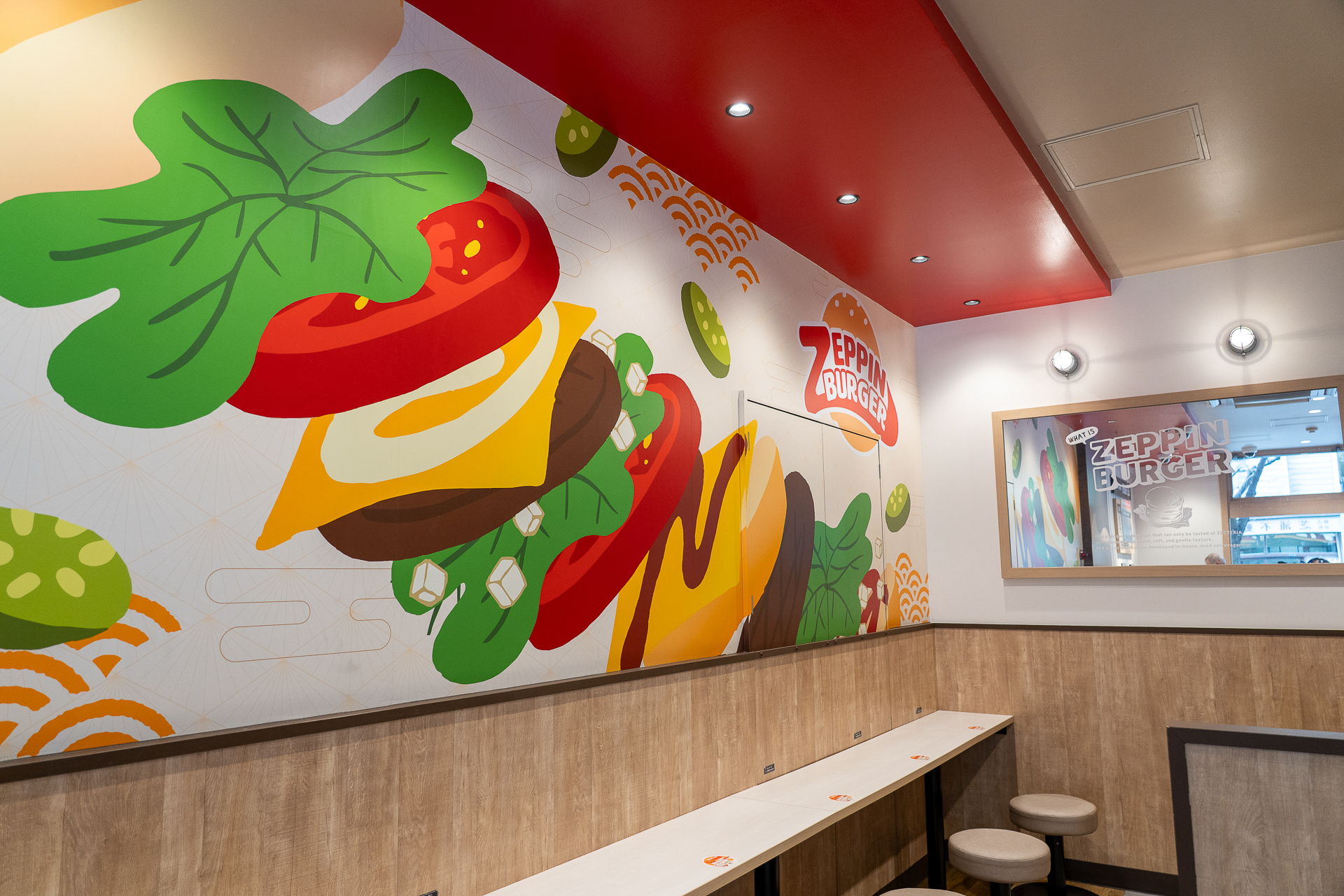 日本発祥のバーガーチェーンということで店内に和柄を取り入れた店舗も