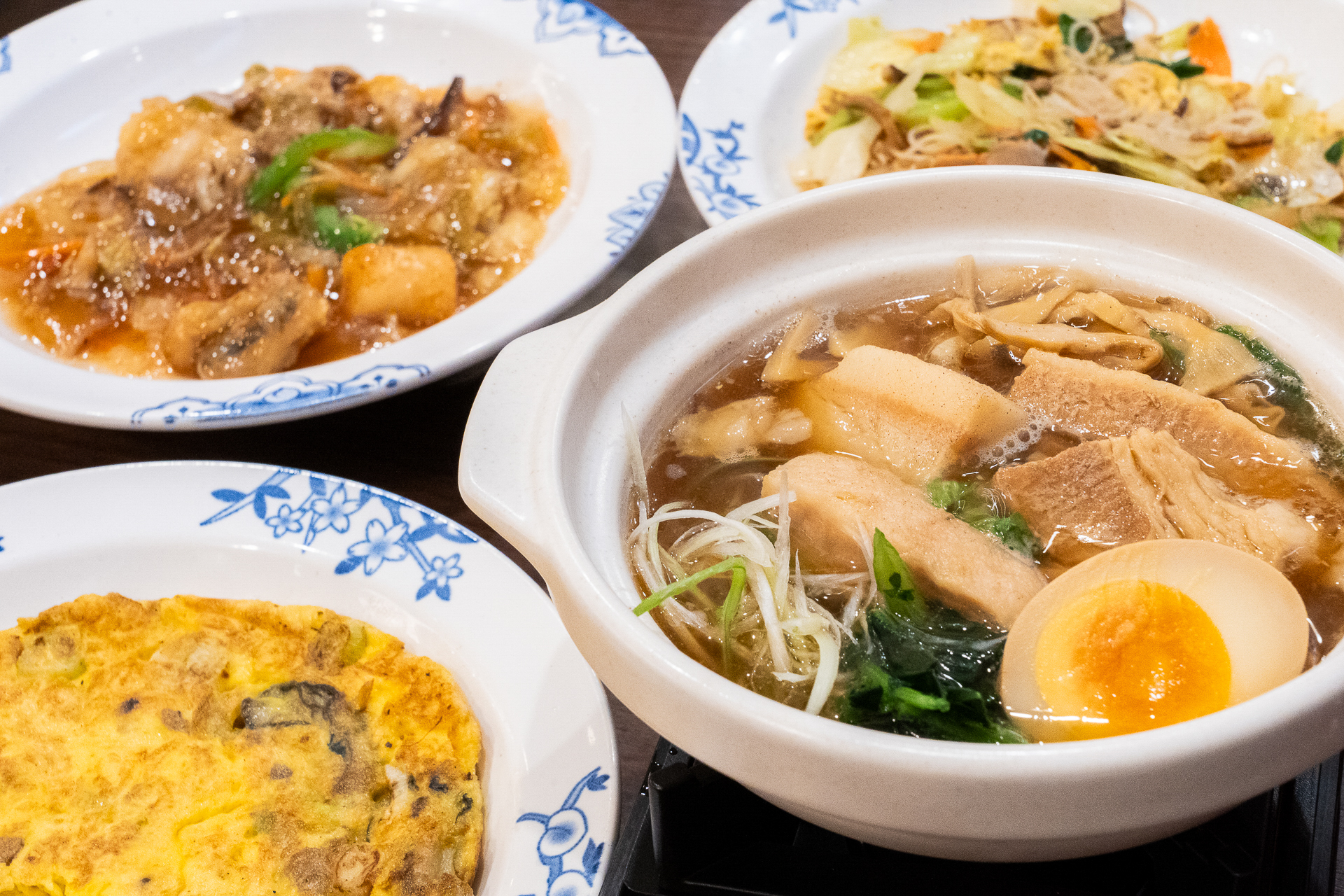 私もひと足早く食べてきた！　個人的には牡蠣オムレツがヒット