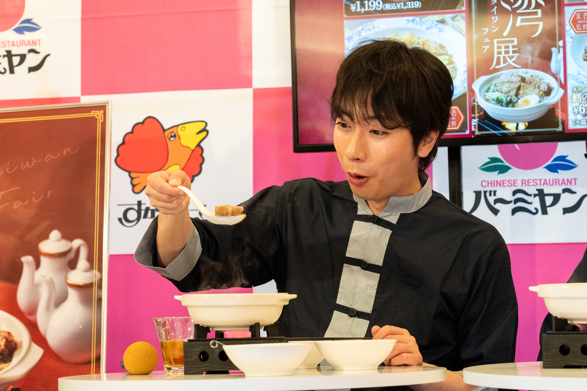 豚の角煮の柔らかさに感動する河合郁人さん