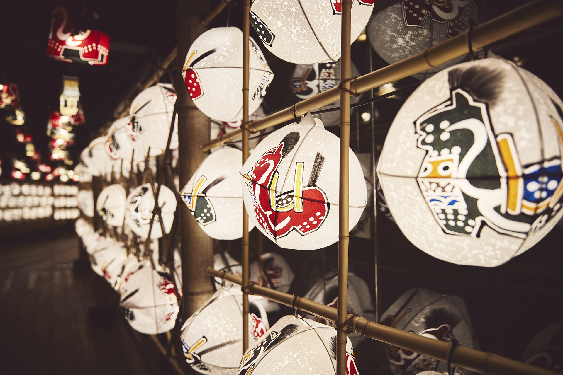 八幡馬灯篭回廊