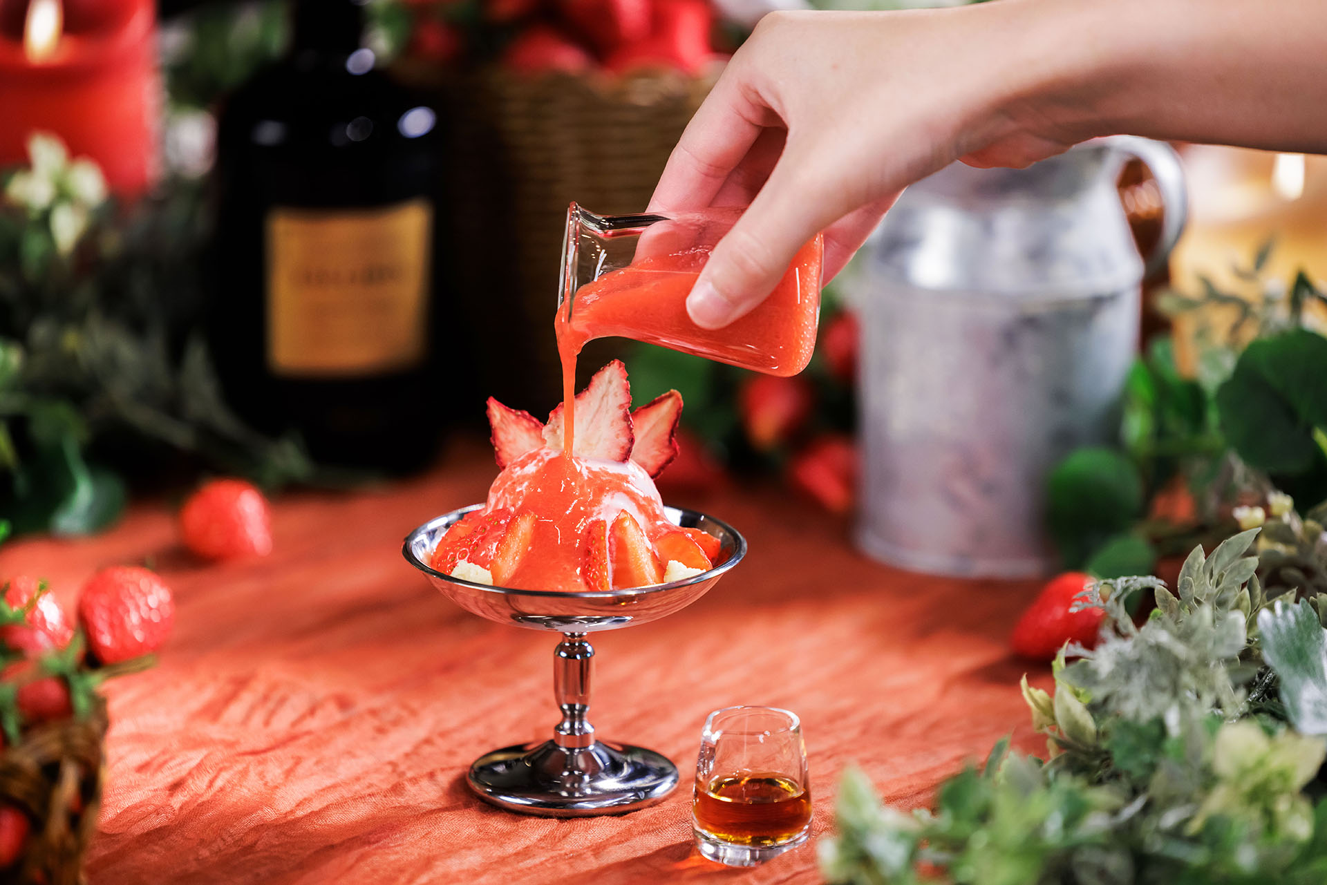 「いちごのほろ酔いアイスクリーム」（700円）