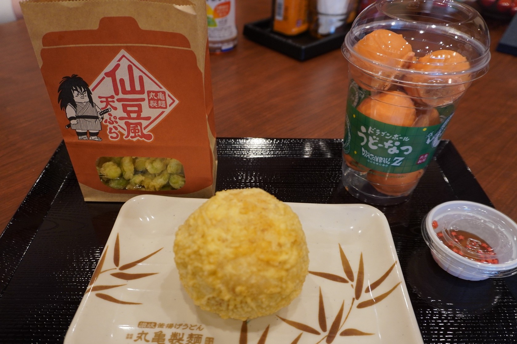 「ドラゴンボールうどーなつ（チョコ味）」（右）、「元気玉おむすび 半熟玉子入り」（中央）、「仙豆風天ぷら」（左）