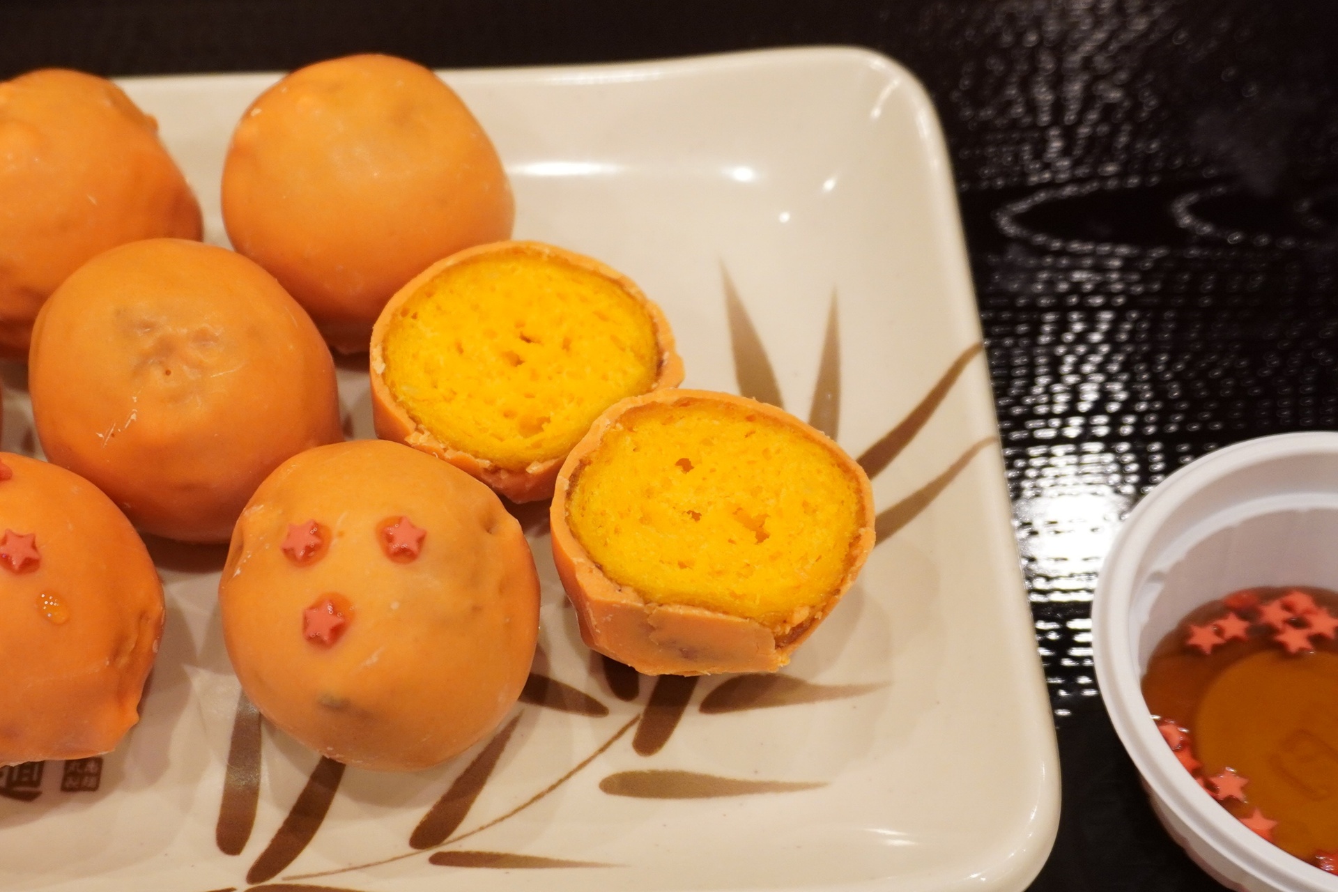 中もオレンジ色