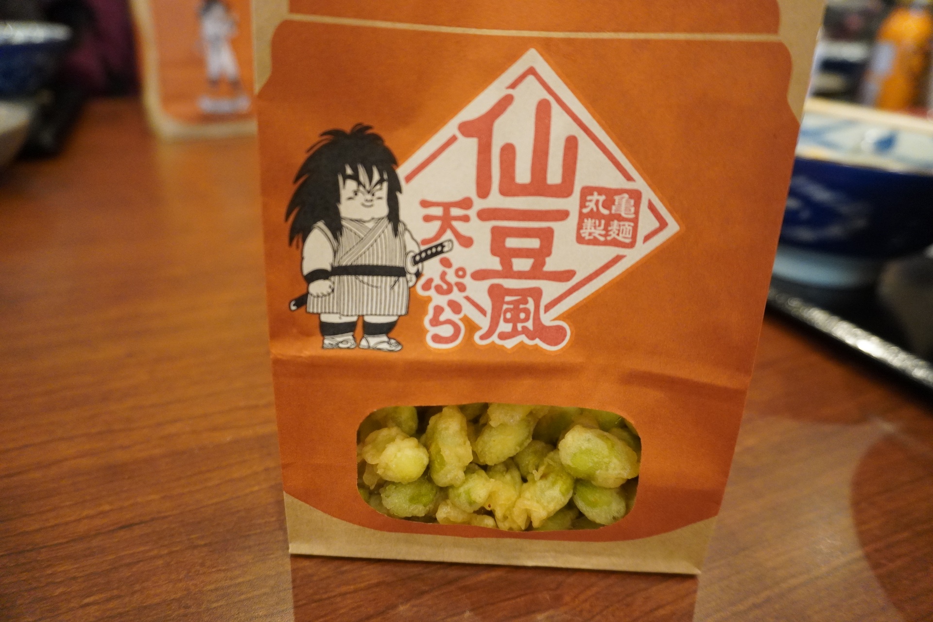 パッケージには表はヤジロベー、裏は孫悟空と孫悟飯が描かれている