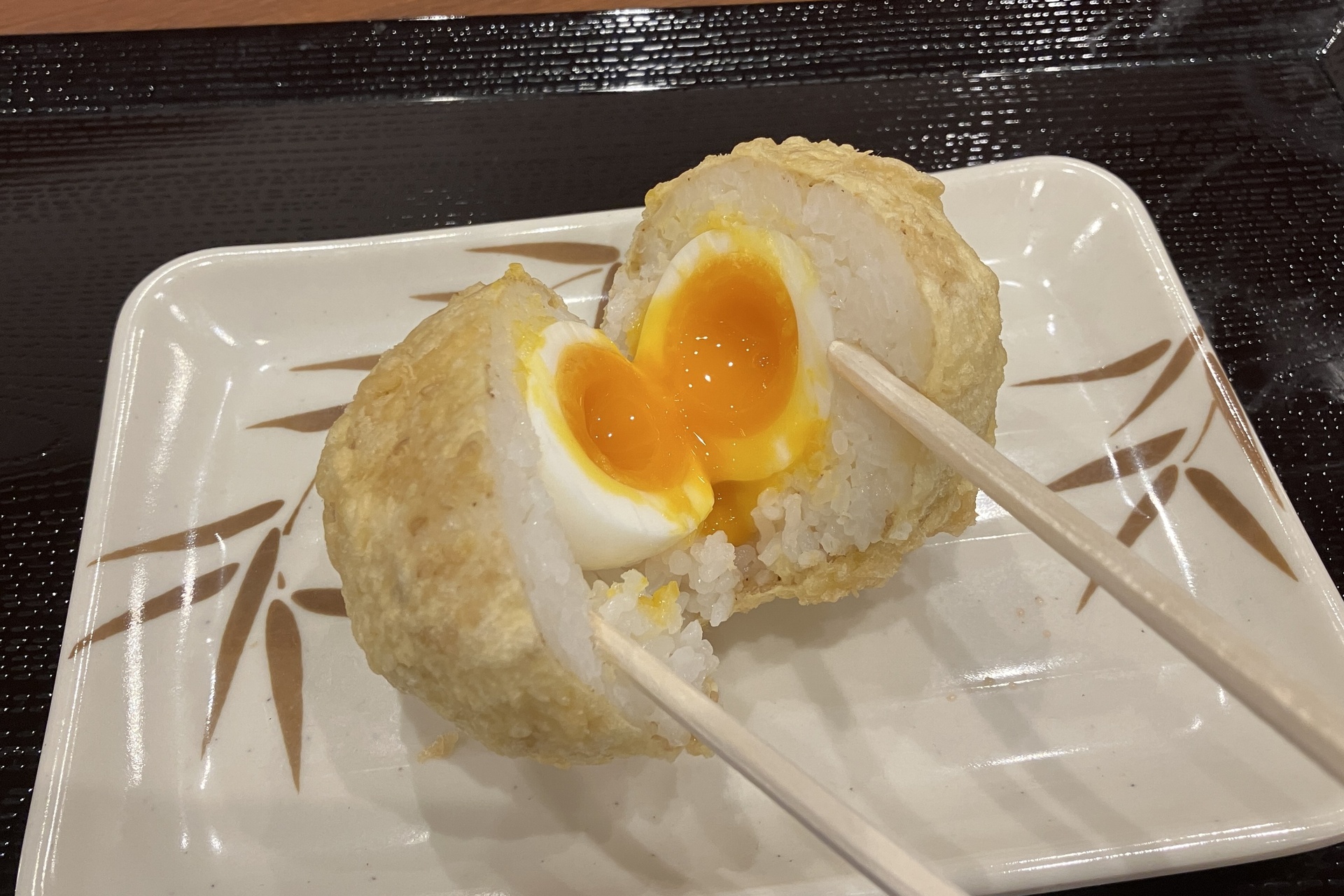 割ると半熟玉子の黄身がとろっと出てくる