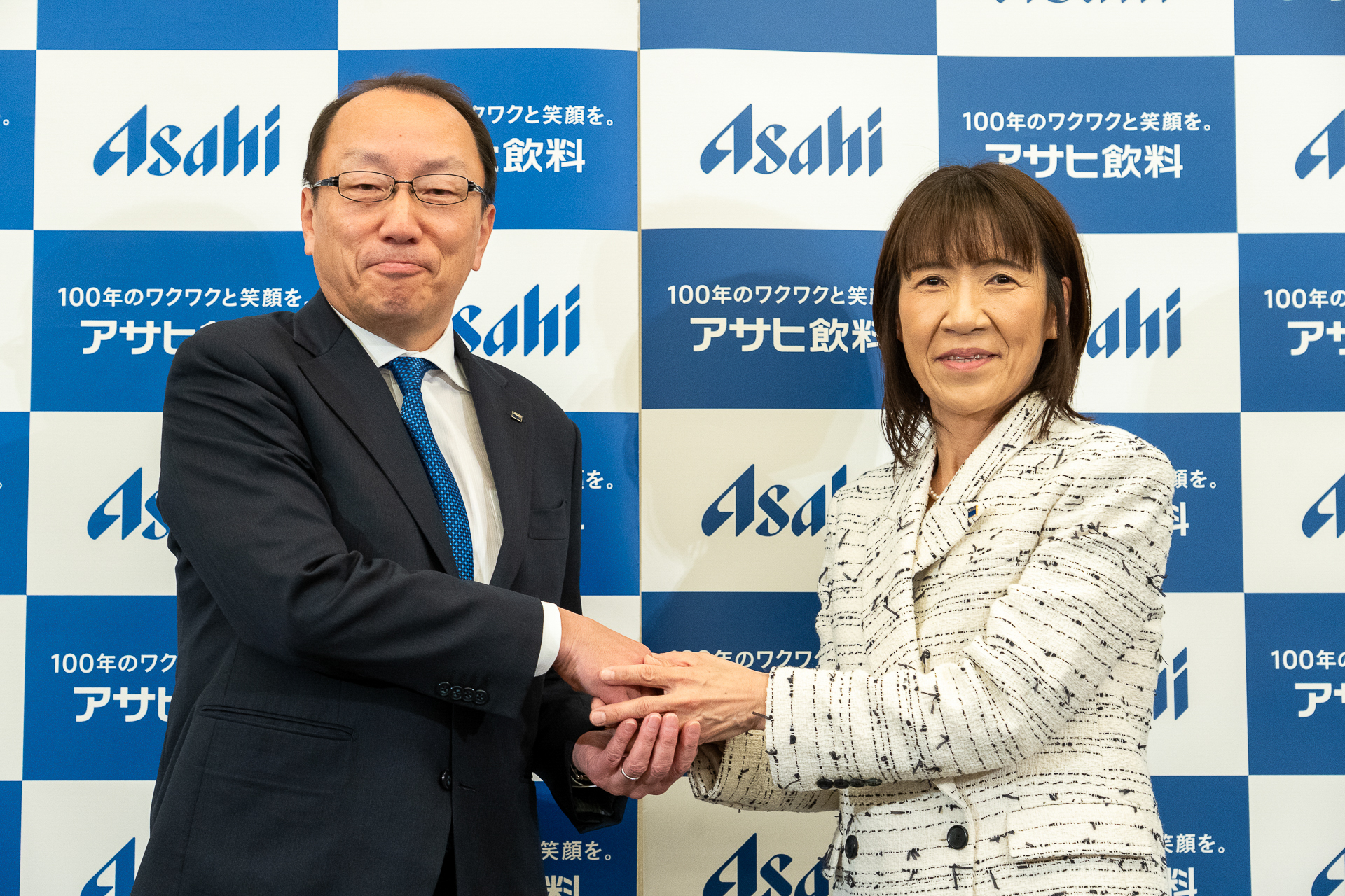アサヒ飲料株式会社の次期会長 米女太一氏と次期社長 近藤佳代子氏