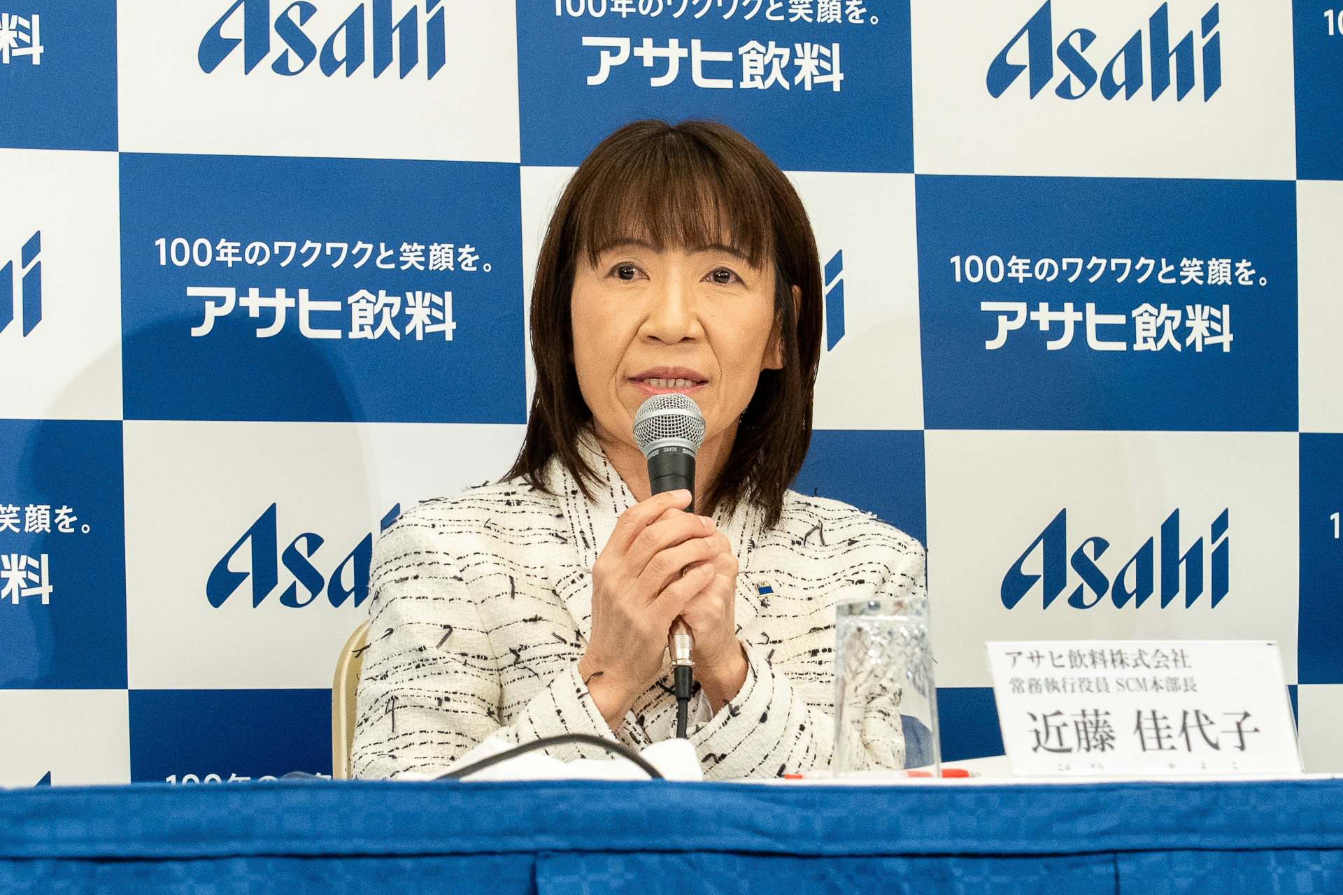 アサヒ飲料の次期社長に就任する近藤佳代子氏。学生時代にバスケットボールに打ち込んできた経験から「仲間とともに逆境を乗り越えそのなかでも楽しみながら未来を切り開くことが私の価値観」と語った