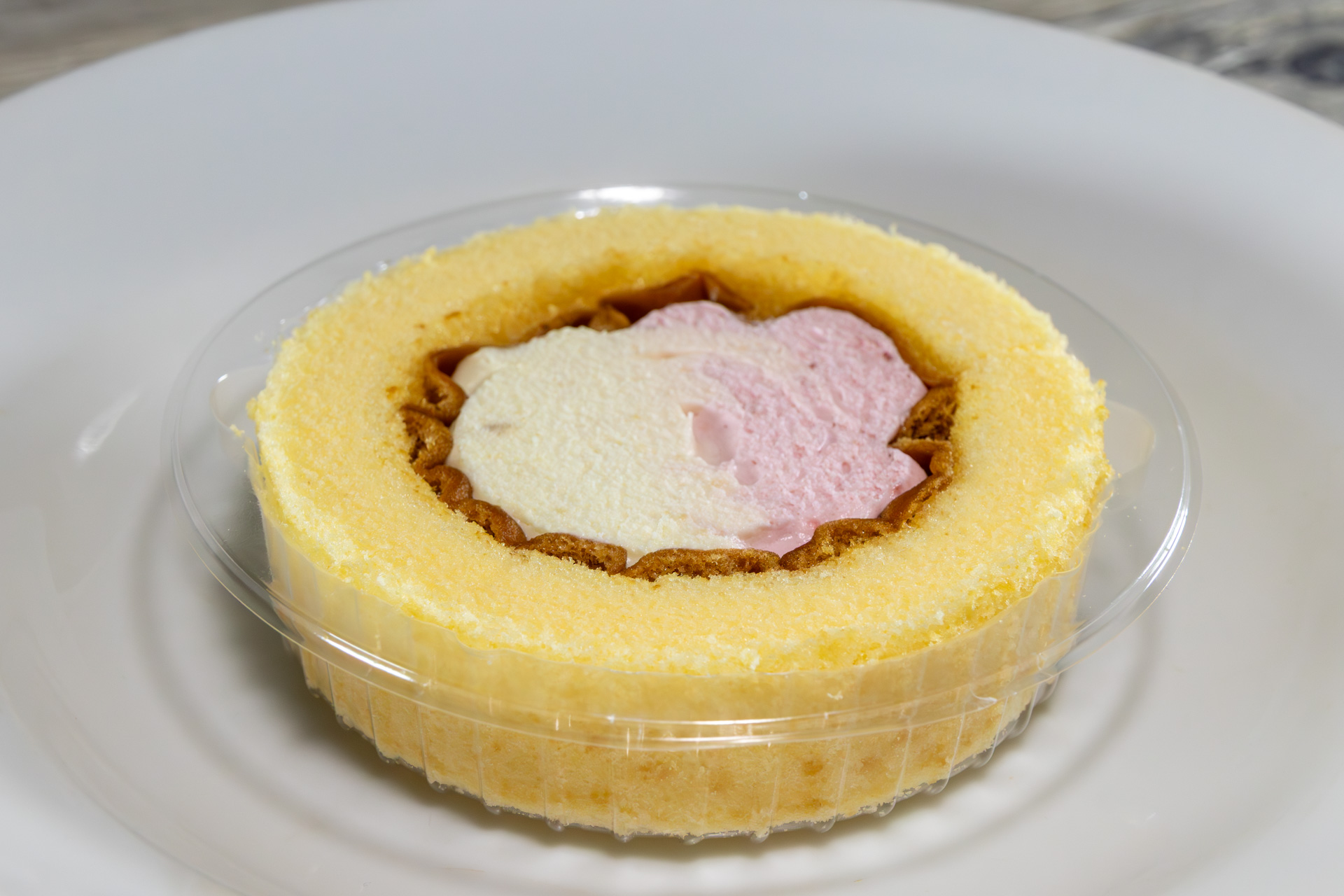 「Uchi Café ババヘラ風プレミアムロールケーキ（苺×バナナ）」（268円）