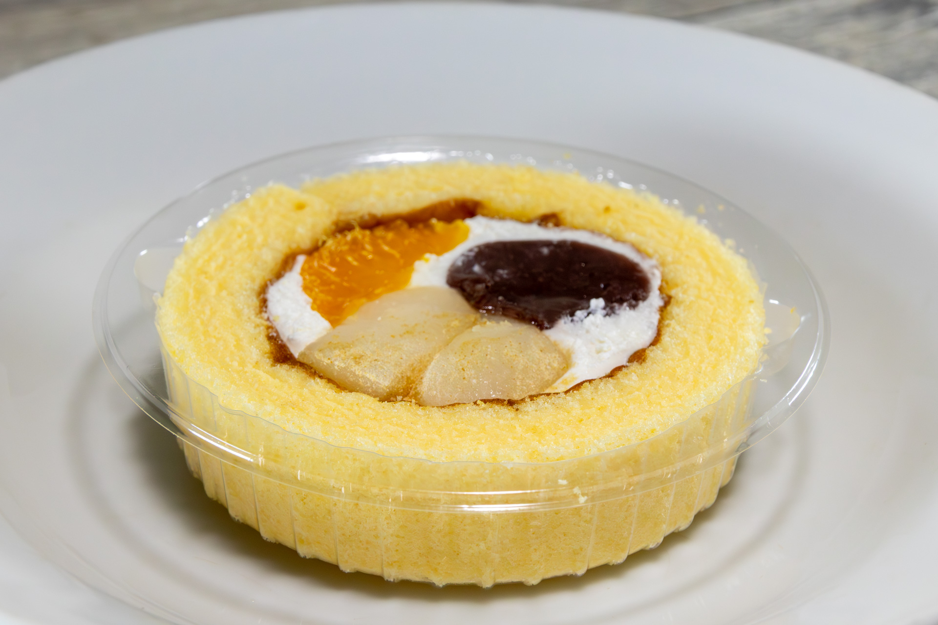 「Uchi Café クリームあんみつ風プレミアムロールケーキ」（268円）